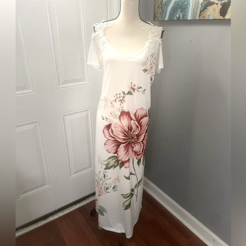 Maxi dress/ cutout  short sleeves/ embroidered straps / Floral / NWOT size XL